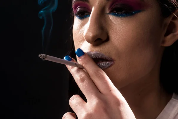 Jovem Bela Morena Fumando Cigarro Fundo Preto — Fotografia de Stock