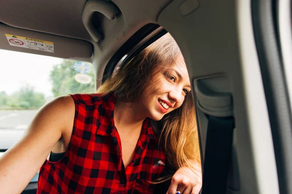 Mujer Divirtiéndose Con Cabeza Fuera Del Coche Día Verano — Foto de Stock