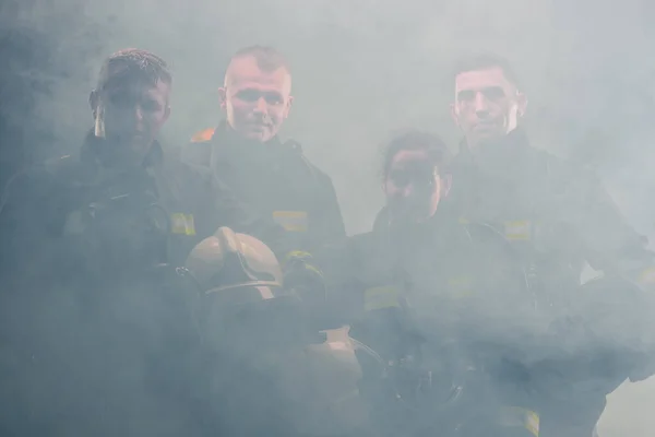 Equipo Bomberos Pie Medio Del Humo Del Extintor Dentro Del — Foto de Stock