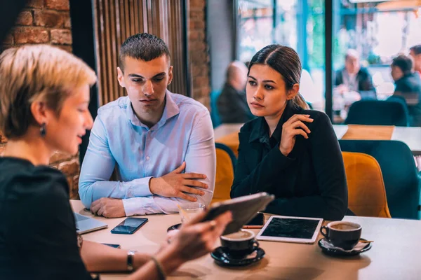 Beau Couple Ayant Une Réunion Dans Café Avec Leur Consultant — Photo