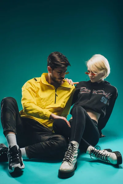 Retrato Belo Jovem Casal Vestido Com Roupas Elegantes Sentado Chão — Fotografia de Stock