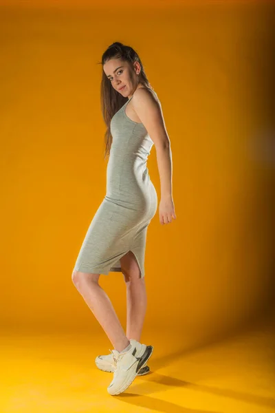 Retrato Belleza Una Joven Feliz Con Gafas Vestido Amarillo Brillante — Foto de Stock