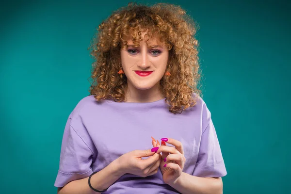 Chica Feliz Está Sonriendo Pensando Ella Mientras Está Vestida Casual — Foto de Stock