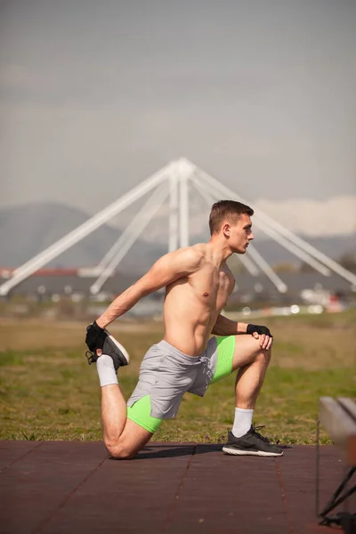 Schöne Männliche Sportlerin Macht Dehnübungen Ohne Hemd — Stockfoto