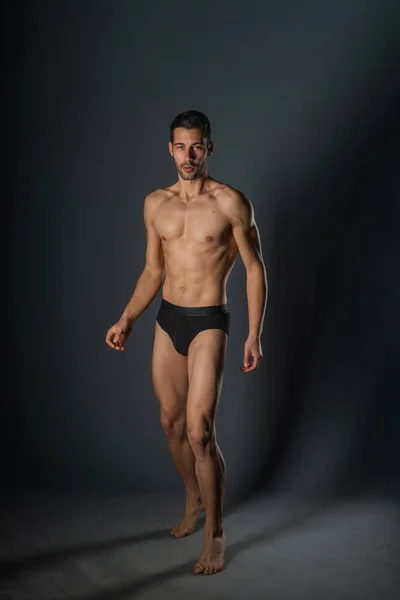Stüdyoda Siyah Külotlu Çıplak Poz Veren Kaslı Vücutlu Seksi Bir — Stok fotoğraf