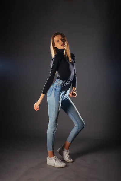 Fullängdare Bild Vacker Kvinnlig Modell Poserar Mörk Bakgrund Studio Bär — Stockfoto