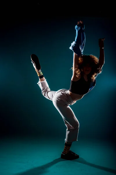 Кавказька Танцівниця Практикує Сучасний Танець Кіанській Стіні — стокове фото