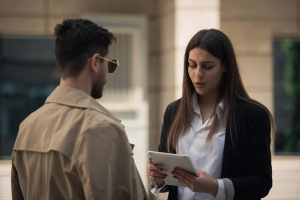 Les Gens Affaires Parlent Des Résultats Pour Leur Entreprise — Photo