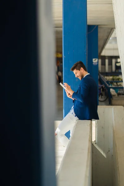 Hombre Negocios Urbano Está Trabajando Tableta Sonriendo Fuera Oficina — Foto de Stock