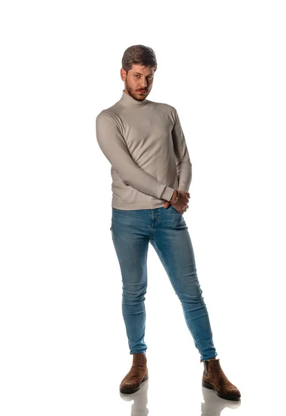 Привабливий Стильний Чоловік Позує Бежевому Пуловері Ізольований Білому Тлі — стокове фото