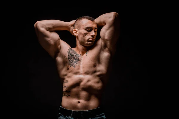 Bodybuilder Posiert Schöner Sportlicher Typ Mit Männlicher Power Fitness Muskulöser — Stockfoto