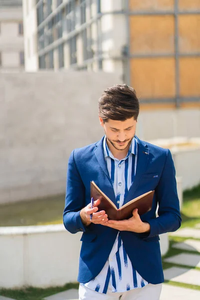 Unternehmer Denkt Über Die Arbeit Nach Die Für Das Unternehmen — Stockfoto