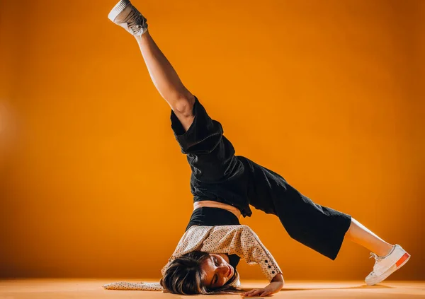 Artista Dança Moderna Elegante Durante Exercício Dança — Fotografia de Stock