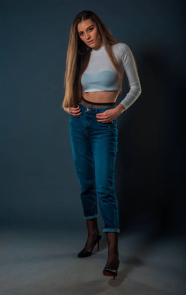 Portret Van Een Mooi Stijlvol Meisje Met Blauwe Jeans Trui — Stockfoto