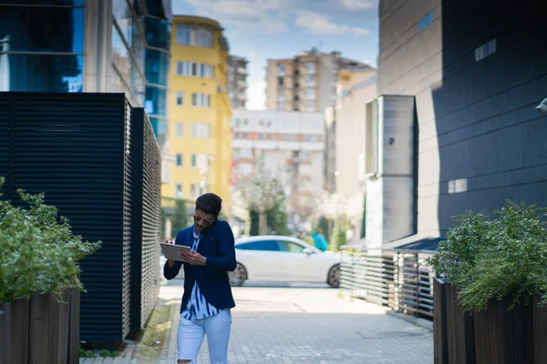 Gut Geeigneter Geschäftsmann Telefoniert Mit Seinem Handy Während Draußen Tablet — Stockfoto