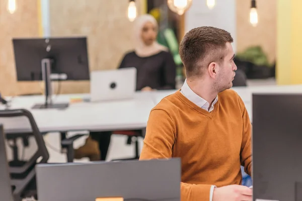 Gruppe Von Mitarbeitern Kollegen Die Spaß Büro Haben Während Sie — Stockfoto