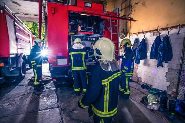 Grupo Bombeiros Preparando Inspecionando Pressão Água Caminhão Bombeiros Dentro Quartel — Fotografia de Stock