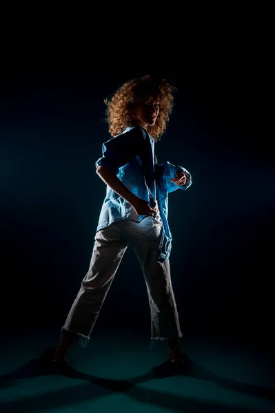 Genç Dansçı Çağdaş Dans Pratiği Yapıyor — Stok fotoğraf