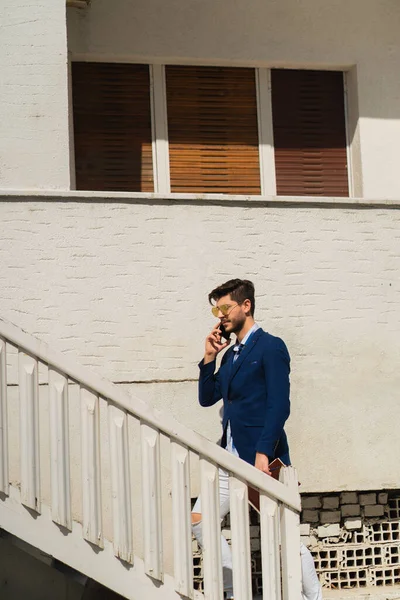 Hanandsome Geschäftsmann Telefoniert Mit Seinen Partnern Während Die Treppe Seinem — Stockfoto