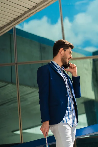 Hombre Negocios Guapo Está Satisfecho Con Información Que Está Recibiendo —  Fotos de Stock