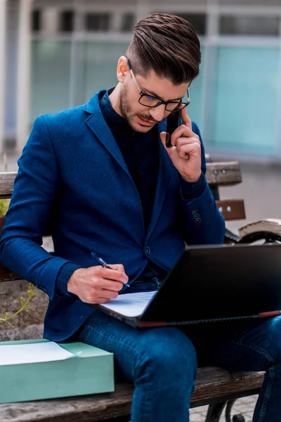 Homme Détendre Dans Centre Ville Parler Sur Mobile Travailler Sur — Photo