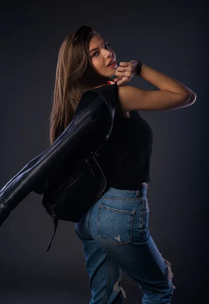 Porträt Einer Schönen Weiblichen Modell Trägt Schwarze Stiefel Und Rock — Stockfoto