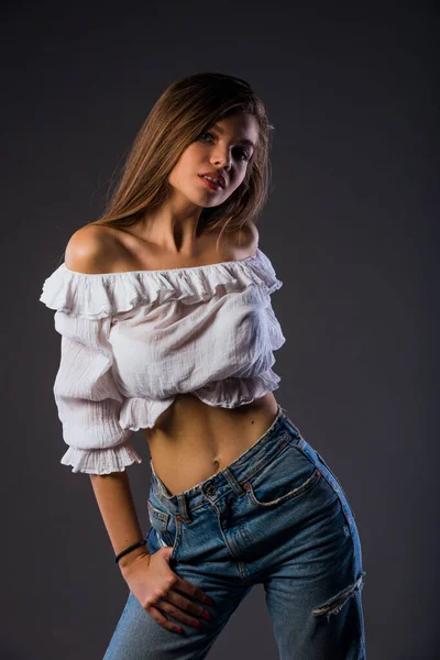 Body Shot Una Atractiva Modelo Femenina Posando Ropa Estilo Moderno —  Fotos de Stock