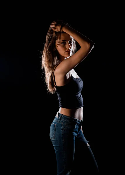 Körperbild Einer Stilvollen Frau Die Trendigen Zerrissenen Jeans Und Schwarzem — Stockfoto