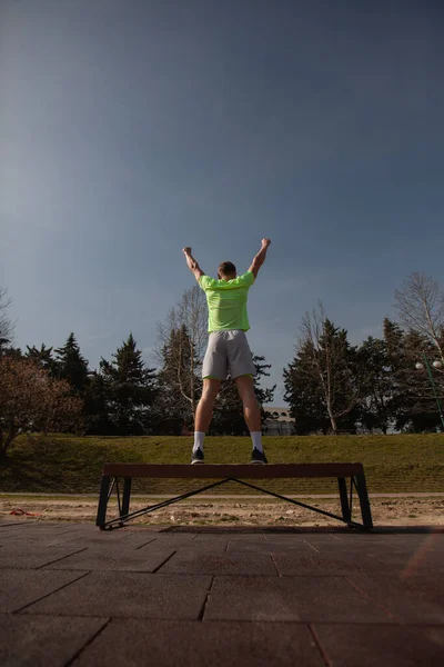 Schöner Und Attraktiver Männlicher Sportler Freut Sich Über Das Tolle — Stockfoto