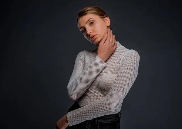 Retrato Uma Bela Mulher Elegante Posando Contra Fundo Preto — Fotografia de Stock