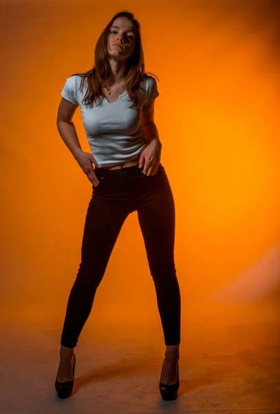 Retrato Uma Jovem Atraente Vestida Top Tanque Branco Isolado Laranja — Fotografia de Stock