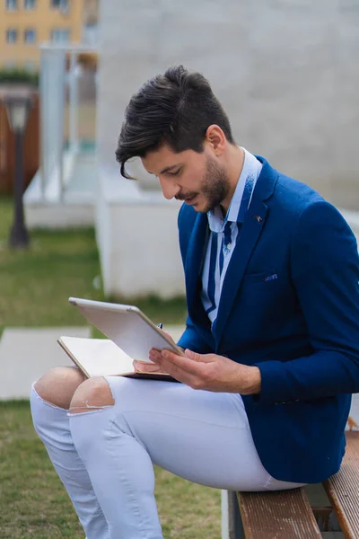 Homem Negócios Urbano Está Trabalhando Livre Seu Tablet Seu Livro — Fotografia de Stock