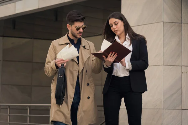 Chefe Feminina Sua Assistente Estão Olhando Para Planos Seu Caderno — Fotografia de Stock