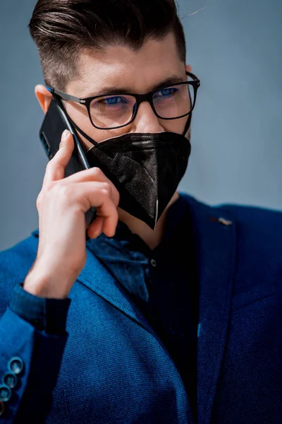 Модный Бизнесмен Гуляет Городской Площади Разговаривая Мобильному Телефону — стоковое фото