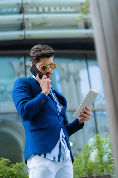 Geschäftsmann Telefoniert Mit Seinen Partnern Während Über Seine Arbeitspläne Und — Stockfoto