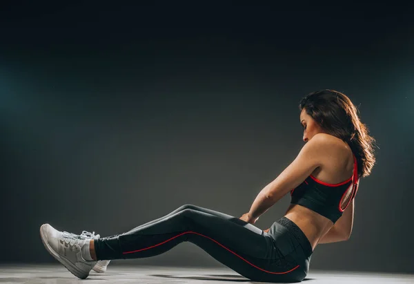 Mujer Joven Deportiva Haciendo Práctica Yoga Aislada Sobre Fondo Oscuro — Foto de Stock