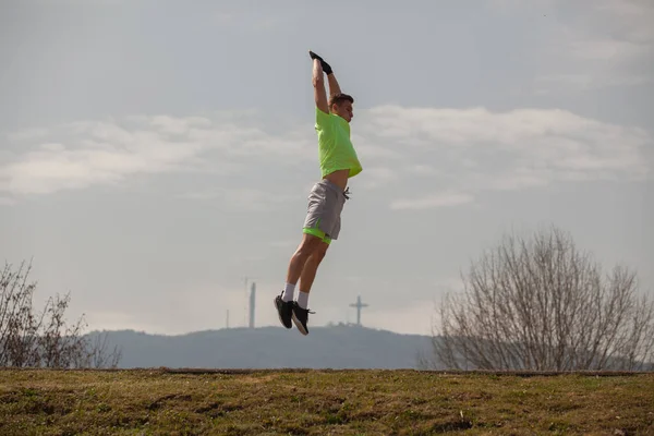 Starker Und Attraktiver Männlicher Sportler Läuft Während Ende Springt — Stockfoto