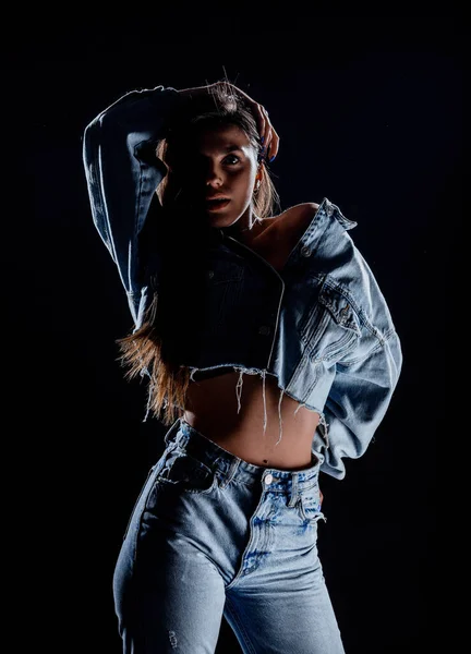 Retrato Uma Bela Menina Elegante Vestindo Jeans Rasgado Azul Casaco — Fotografia de Stock