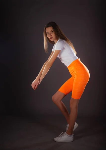 Bastante Chica Deportiva Con Leggins Cortos Color Naranja Posando Aislado —  Fotos de Stock