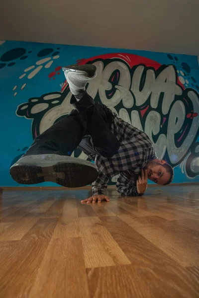 Trendy Jonge Man Danser Dansen Voorkant Van Graffiti — Stockfoto