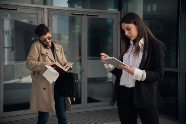 Chefin Organisiert Arbeitspläne Während Ihre Assistentin Telefoniert — Stockfoto