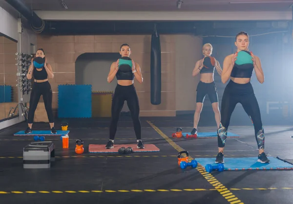 Dört Çekici Kadından Oluşan Fitness Grubu Bir Sağlık Topuyla Egzersiz — Stok fotoğraf