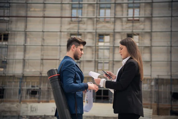 Partnerzy Biznesowi Rozmawiają Planie — Zdjęcie stockowe