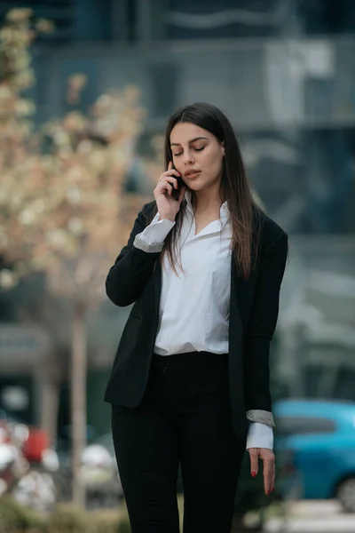Bizneswoman Dużo Myśli Ofercie Którą Dostaje Przez Telefon — Zdjęcie stockowe