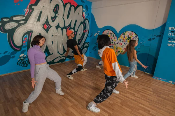 Renkli Dans Eden Genç Dansçılar Hip Hop Yaparken Eğleniyorlar Aktif — Stok fotoğraf