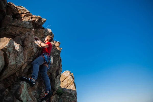 Jonge Onverschrokken Man Klimmend Een Steile Muur Berg — Stockfoto