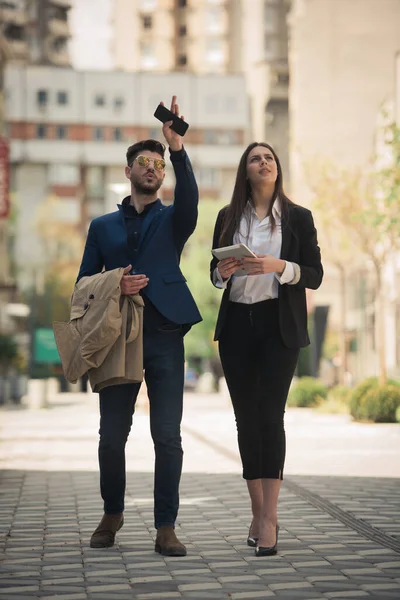 Socios Negocios Están Teniendo Una Discusión Sobre Ubicación — Foto de Stock