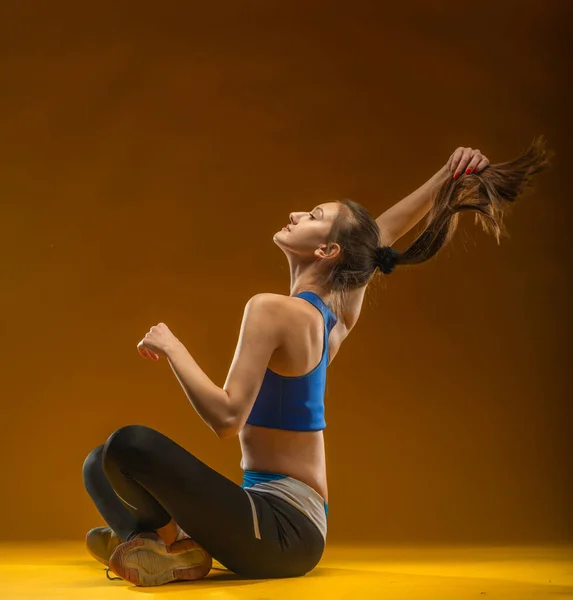 Fit Femme Étirement Échauffement Fond Jaune Isolé — Photo