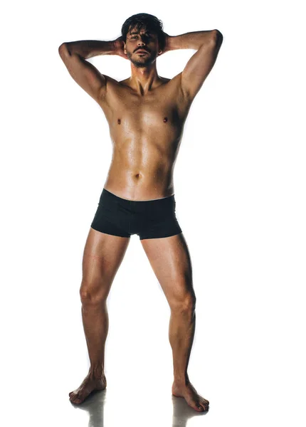 黒の古典的なパンツを身に着けている6パックの巨大な筋肉を持つ完璧なボディスポーツマンと運動の魅力 — ストック写真
