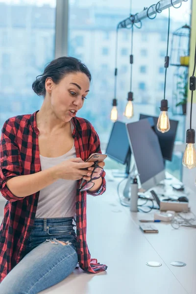 Geschäftsfrau Schreibt Einem Modernen Büro Eine Nachricht Auf Dem Smartphone — Stockfoto